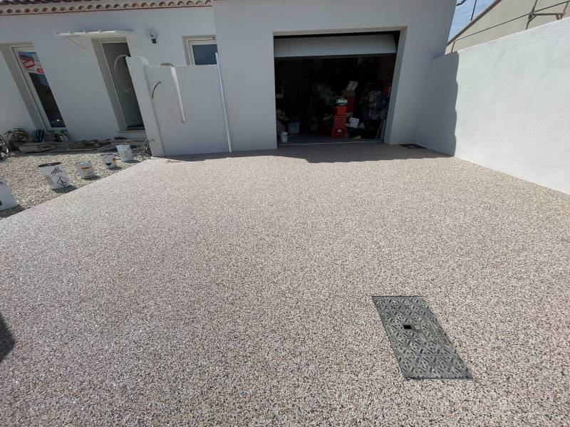 Finition d'une allée de Garage en moquette de pierre à Mallemort