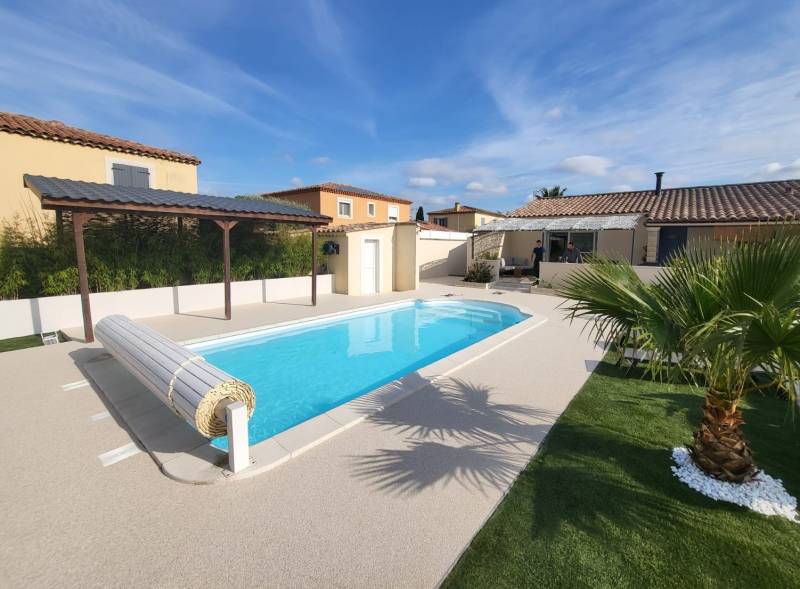 Pose de revêtement de sol en résine autour d'une piscine dans le 13