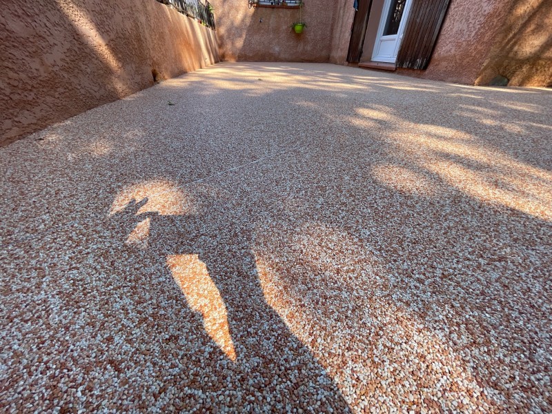 Rénovation d une terrasse en moquette de pierre antidérapant à Brignolles