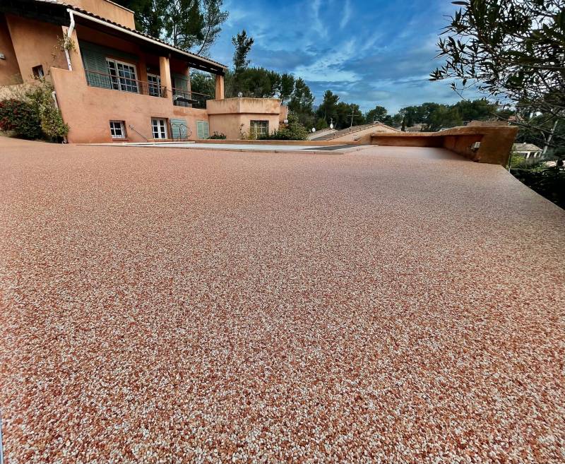 Rénovation de sol avec la moquette de pierre à Rousset