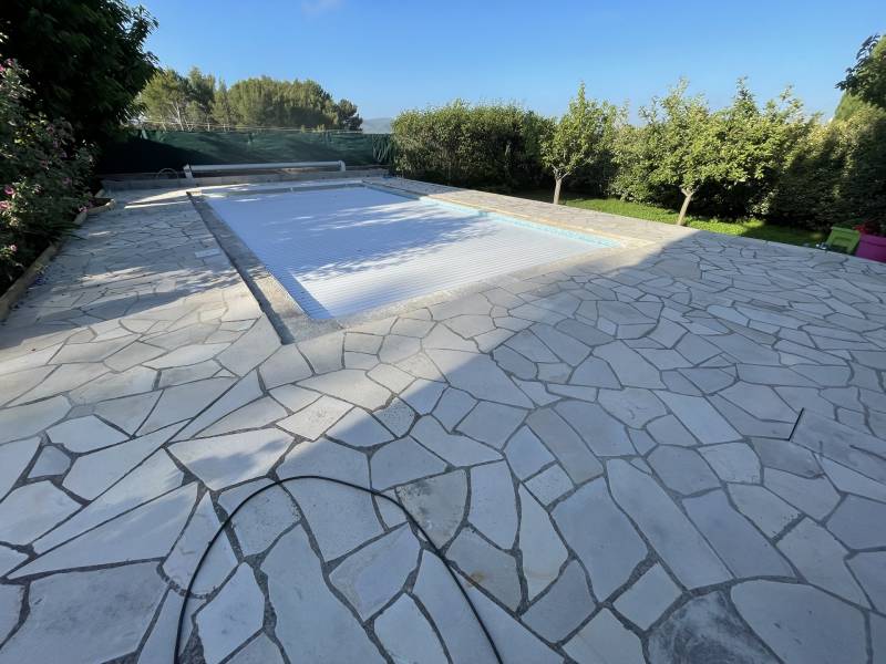 Rénovation en moquette de pierre antidérapant d'une piscine à Cadenet