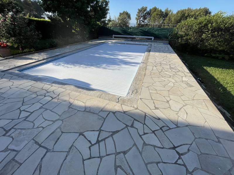 Rénovation en moquette de pierre antidérapant d'une piscine à Cadenet