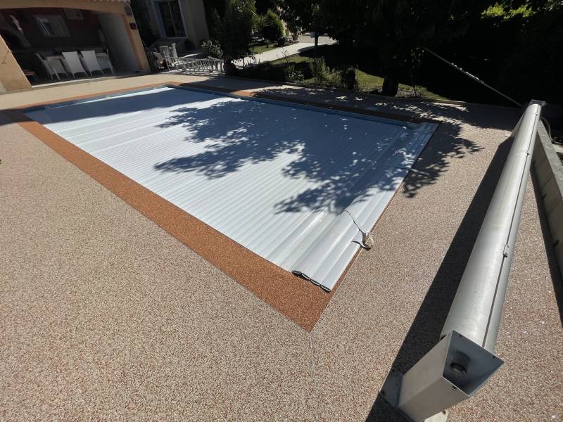 revêtement en résine pour plage de piscine antidérapant Cadenet