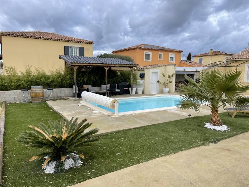 Pose de résine sur une plage de piscine à Istres 13